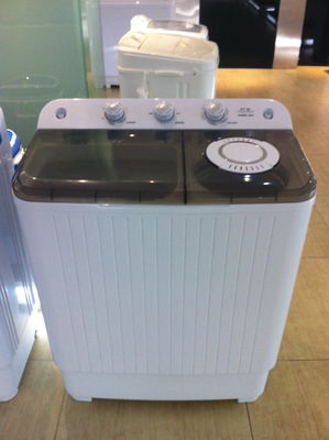 China Wassereffizienter Haushalts-Doppelwannen-Waschmaschine des Beweglich-7.8kg mit weißer Plastikabdeckung fournisseur